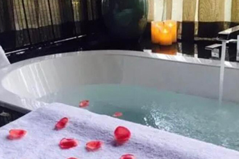 青岛黄岛水疗池中的失重冥想：当身体学会漂浮